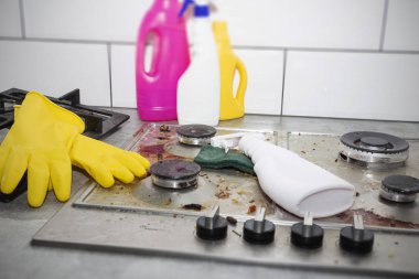 Gaz ocağını mutfak gereçleri, ev konseptleri ya da hijyen ve temizlik ile temizlemek.
