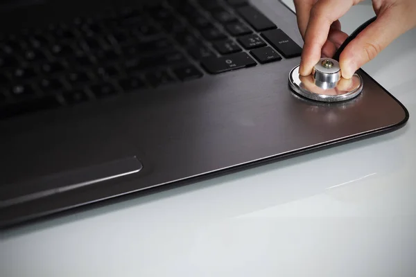 Estetoscopio en teclado portátil. Atención sanitaria o concepto de seguridad informática — Foto de Stock
