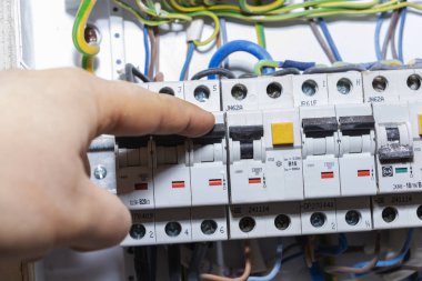 El puan güç metre içinde bir sigorta için. Adam devre dışı bırakır geçerli sigortalar, emniyet konsepti güç bastırma ve elektrikli cihazlar korunması