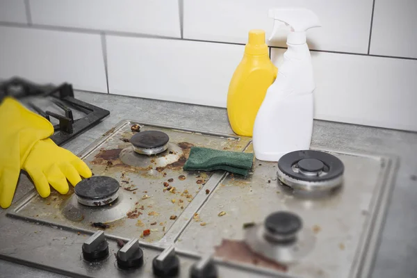 Cleaning a gas stove with kitchen utensils, household concepts, or hygiene and cleaning. — Stock Photo, Image