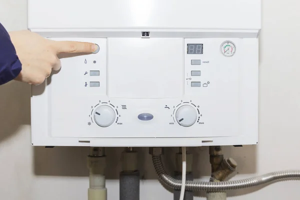 温水と暖房のガスボイラーのコントロール パネル — ストック写真