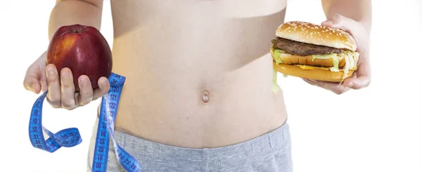 Бургер чизбургер в руках с изоляцией ленты на белом фоне. Здоровая концепция потери веса — стоковое фото