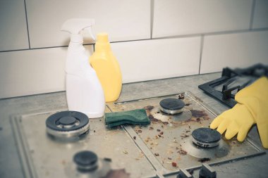 Gaz ocağını mutfak gereçleri, ev konseptleri ya da hijyen ve temizlik ile temizlemek.