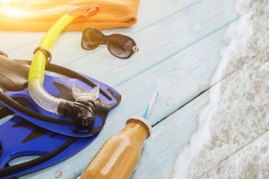 mavi palet ve şnorkel için yüzme açık mavi renkli üzerinde,