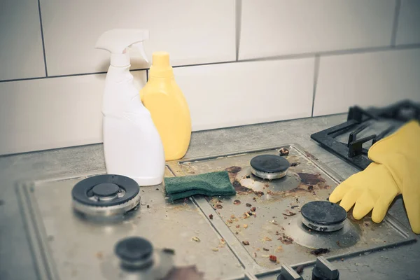 Czyszczenie pieca gazowego za pomocą przyborów kuchennych, koncepcji domowych lub higieny i czyszczenia. — Zdjęcie stockowe