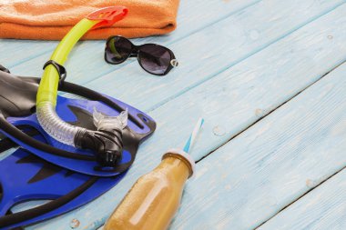 mavi palet ve şnorkel için yüzme açık mavi renkli üzerinde,