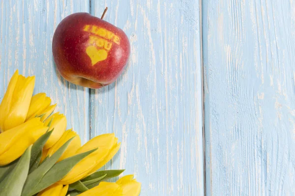 Den matek koncept. květiny tulipány na pastelově modré dřevěné pozadí. — Stock fotografie