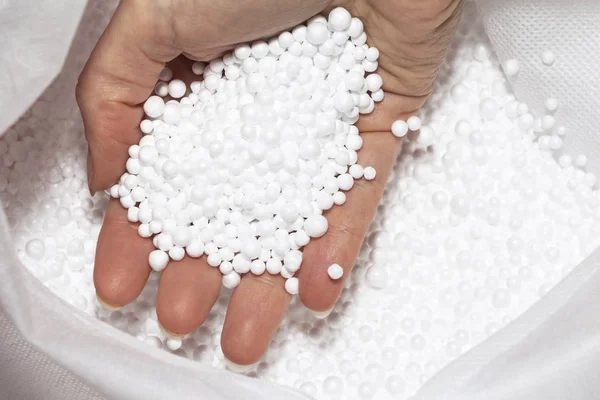 Ellerimi için arka plan dokusu yuvarlak strafor topları. Çevre koruma