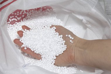 Ellerimi için arka plan dokusu yuvarlak strafor topları. Çevre koruma