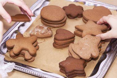 Çocuk eller için taze pişmiş karaciğer ulaşmak. Tatil ve pişirme kavramı kutlama.