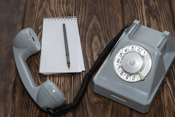 Telefono grigio vintage, scrittoio su sfondo in legno primo piano, vista dall'alto — Foto Stock