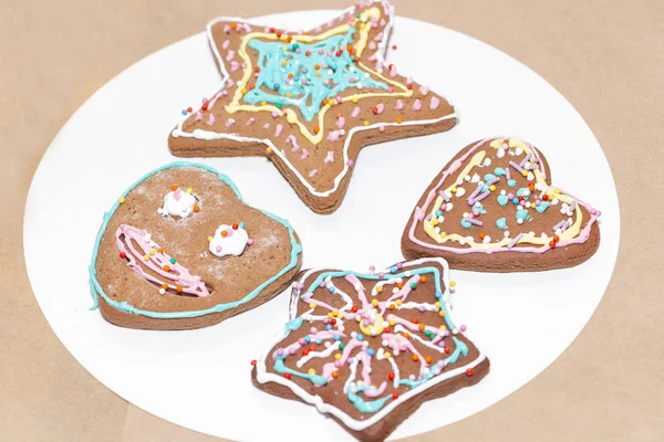 Decorating gingerbread cookies with icing, preparations for the holiday — Stock Photo, Image