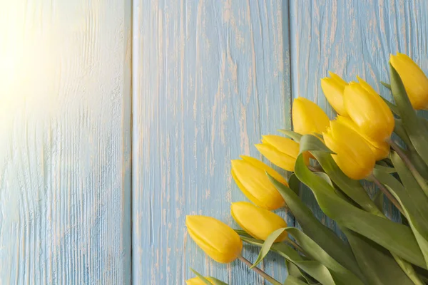 Den matek koncept. květiny tulipány na pastelově modré dřevěné pozadí. — Stock fotografie