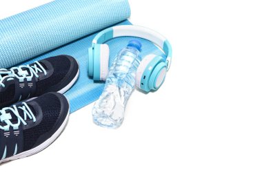 Yoga minderi, spor ayakkabıları, su şişesi konsepti sağlıklı yaşam, sağlıklı beslenme, spor ve diyet.