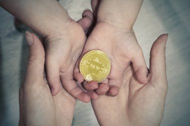 Bitcoin kavramı. Çocuk bitcoin paylaşın. Çocuk el ve bitcoin.