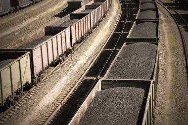 Raylı arabalar, kömür ile yüklü bir tren kömür taşımaktadır.