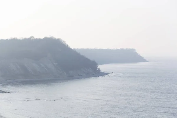 Isole nella nebbia senza sole nuvoloso . — Foto Stock