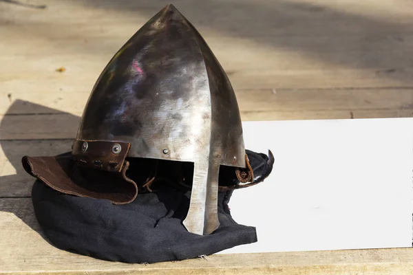 騎士のヘルメットとミトンは、中世の戦いの歴史的な再建のためのものです。服の軍隊。騎士の衣服ナイトアーマー. — ストック写真