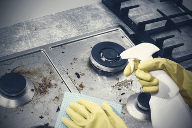 Gaz ocağını mutfak gereçleri, ev konseptleri ya da hijyen ve temizlik ile temizlemek.