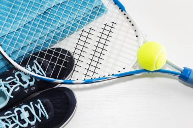 Hafif bir arka planda tenis. spor ayakkabıları, Tenis raket, top,