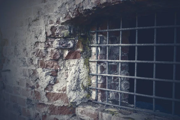 Ancien mur de briques et fenêtre verrouillée avec des barres métalliques — Photo