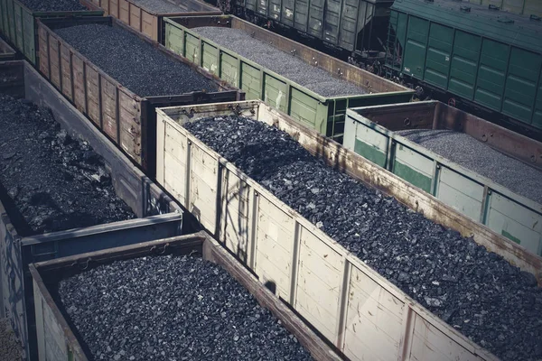Vagones cargados de carbón, un tren transporta carbón . — Foto de Stock
