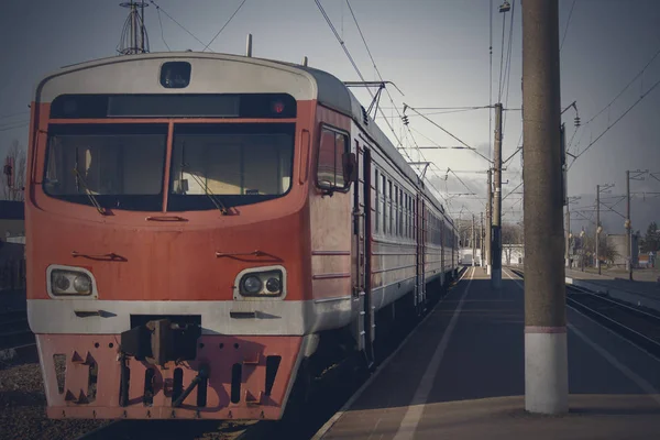Staré osobní vlak, červené. Stojí na platformě. — Stock fotografie