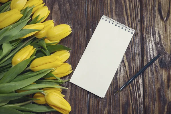 Concepto del día de las madres. tulipanes flor sobre fondo de madera oscura — Foto de Stock