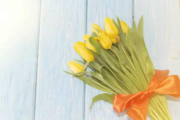 Den matek. tulipány květiny na pastelové modré dřevěné pozadí. — Stock fotografie
