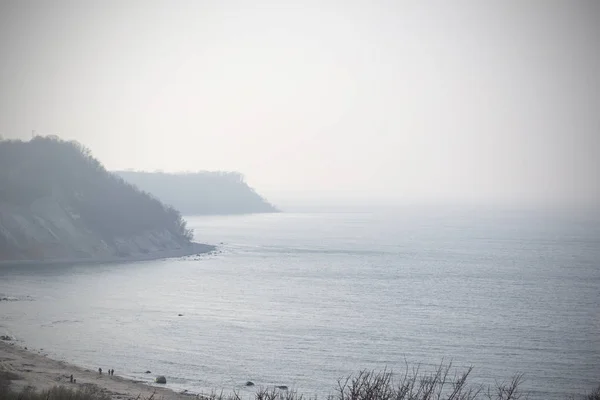 Islas en la niebla sin un sol nublado . —  Fotos de Stock