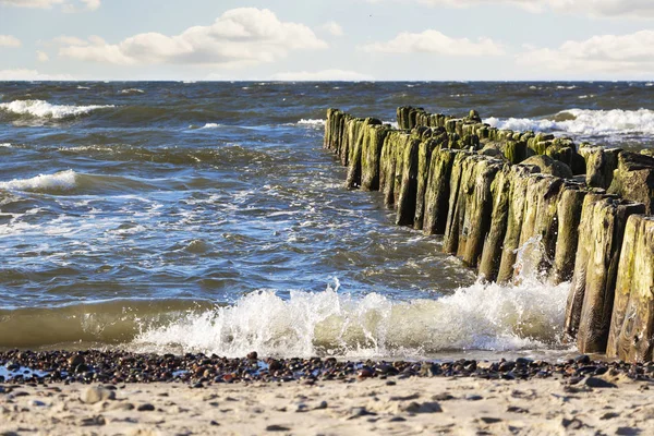 A beautiful wave hits the beach on a sandy beach on a Sunny day. — Stock Photo, Image