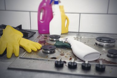 Gaz ocağını mutfak gereçleri, ev konseptleri ya da hijyen ve temizlik ile temizlemek.