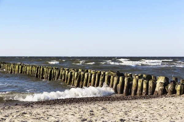 A beautiful wave hits the beach on a sandy beach on a Sunny day. — Stock Photo, Image