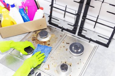 Gaz ocağını mutfak gereçleri, ev konseptleri ya da hijyen ve temizlik ile temizlemek.