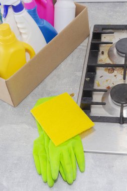 Gaz ocağını mutfak gereçleri, ev konseptleri ya da hijyen ve temizlik ile temizlemek.