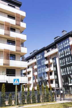 Güneşli bir günde gökyüzüne karşı modern apartman binası.