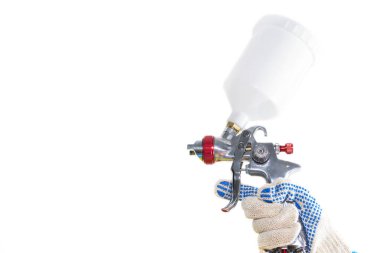 Beyaz arka plan üzerinde izole edilmiş bir resim tabancası ile işçinin eli.