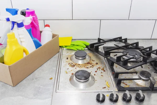 Pulizia di una stufa a gas con utensili da cucina, concetti domestici o igiene e pulizia. — Foto Stock