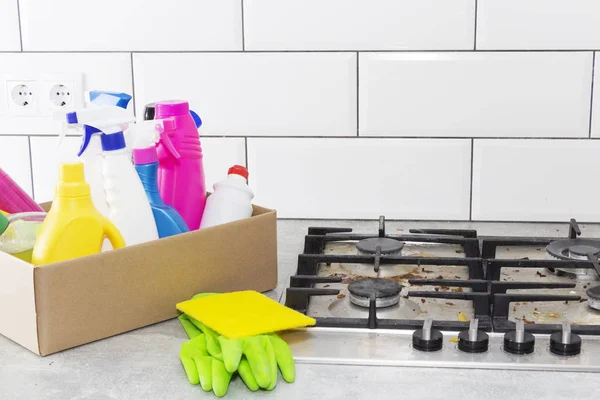 Rengöring av en gasspis med köksredskap, hushållskoncept eller hygien och rengöring. — Stockfoto