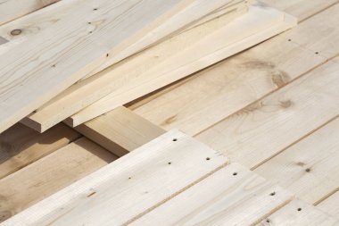 bir inşaat sitesinde ahşap plakalar. Düzgünce katlanmış.