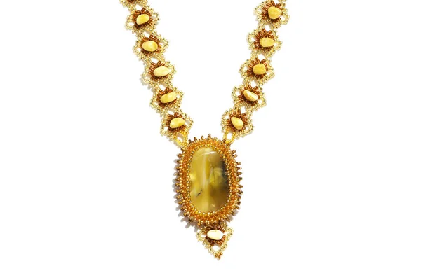Perline con ambra, spilla, brillanti pezzi colorati di ambra . — Foto Stock