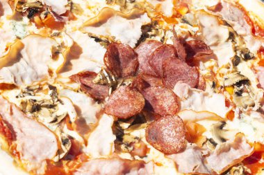 pepperoni, salam, biber, peynir, yakın çekim pizza.