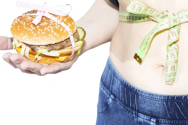 Hambúrguer cheeseburger em mãos com fita métrica isolada em branco — Fotografia de Stock