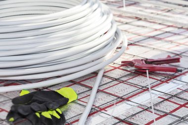 Yerden ısıtma sistemi yeni konut evde.