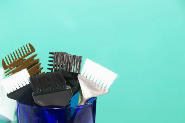 Hairdressing tools with copy space, combs and bleach brushes. — Stock Photo, Image