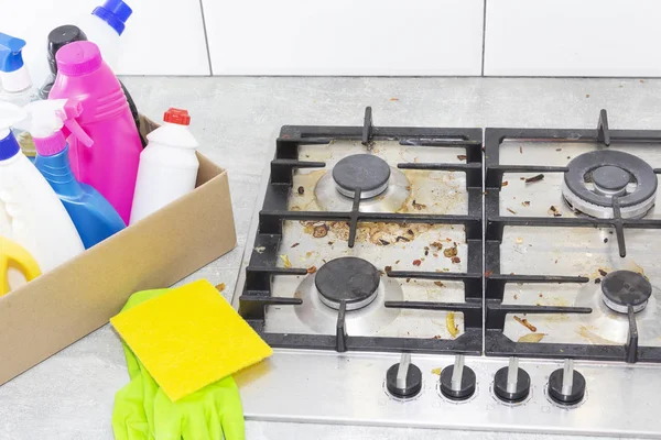 Czyszczenie pieca gazowego za pomocą przyborów kuchennych, koncepcji domowych lub higieny i czyszczenia. — Zdjęcie stockowe