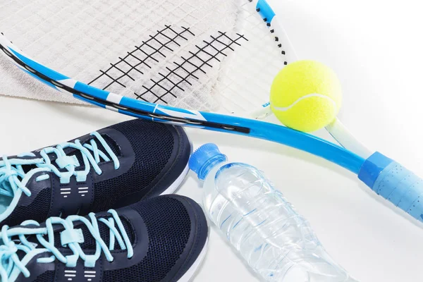 Τένις σε ελαφρύ φόντο. αθλητικά παπούτσια, ρακέτα του τένις, μπάλα, — Φωτογραφία Αρχείου