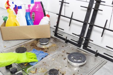 Gaz ocağını mutfak gereçleri, ev konseptleri ya da hijyen ve temizlik ile temizlemek.