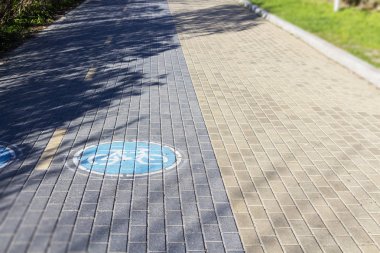 Park'taki kaldırım döşemelerinde bisiklet yolu işareti