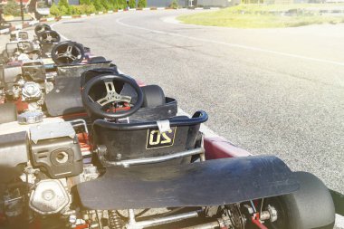 Yarışa hazır bir dizi küçük yarış arabası.